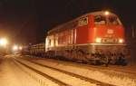 216 021 im Bauzugdienst auf der S6 bei Kettwig, 30.03.1993.