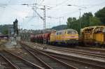 216 122 mit einer weiteren Wiebe-Lok, kommen am 14.08.2010 mit einem Schotterzug in den Bahnof Kreiensen herein.