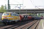 Die Wiebe 216 032 am 26.4.11 mit einem Schotterzug bei der Einfahrt in den Bahnhof Hamburg-Harburg.