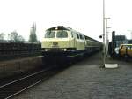 216 202-2 mit Eilzug zwischen Wilhelmshaven und Osnabrck auf Bahnhof Bramsche am 14-4-1993.