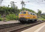 Wiebe 216 012-5 beim Umsetzen um ihren Abraumzug in Eichenberg. Aufgenommen am 23.06.2011.