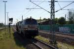 V6 (216 014-1) mkb - Mindener Kreisbahnen GmbH mit einem Kesselwagen  Dieselkraftstoff oder Gasl oder Heizl (leicht)  in Rathenow, in Richtung Wustermark unterwegs.