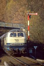 216 028 in Heiligenhaus Hofermhle mit einem Leerzug nach Rohdenhaus, 12.11.1983. Hofermhle war damals noch ein Bahnhof - und zum Zeitpunkt der Aufnahme besetzt, was nicht durchgehend der Fall war.