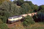 216 029 erreicht mit einem Kalkstaubzug Heiligenhaus Hofermhle, Aufnahme bei Wiel am Standort des ehemaligen Einfahrsignals aus Richtung Wlfrath, 18.08.1989.