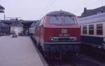 Noch in altem Rot präsentiert sich am 6.4.1987 um 8.25 Uhr die 216156 als Zuglok  des Eilzuges nach Wilhelmshaven im unteren Bahnhof des HBF Osnabrück.