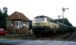 216057 auf dem Weg nach Osnabrück hier mit N 3925 am 6.9.1987 um 15.09 Uhr beim Schrankenposten in Lotte - Halen.