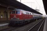 Gleis 1 Hauptbahnhof Osnabrück. Da gab es manchmal kuriose Züge und Fahrten zu beobachten. Am 13.5.1988 um 12.03 Uhr fuhr hier der Eilzug mit 216156 nach Wilhelmshaven ab. Die Lok drückte den Zug in Richtung Verschiebebahnhof Schinkel zurück und fuhr dann durch die Kluskurve nach Norden davon! 