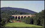 Schöne Viadukte gibt es einige im Zuge der Odenwaldbahn. Viele sind inzwischen zugewachsen und kaum zu fotografieren. Das Viadukt bei Friedrichsdorf gewährte am 18.8.1989 den Blick auf E 3852. Um 10.04 Uhr fuhr dort 216205 mit ihrem Zug nach Stuttgart darüber.