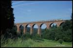 216222 überquert am 7.7.1991 um 9.32 Uhr mit einem Eilzug in Richtung Eberbach das Viadukt bei Hetzbach.