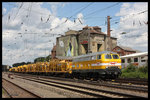 Wiebe 216032 kam am 4.7.2016 um 13.02 Uhr mit einem Gleisbett Reinigungszug aus Richtung Norden durch den Bahnhof Verden.