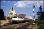 216125 mit E 3853 nach Heilbronn am 15.8.1989 um 10.53 Uhr vor dem Salzbergwerk in Bad Friedrichshall.