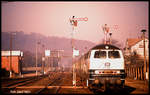 216066 mit dem Eilzug nach Nordhausen am 17.3.1990 um 08.10 Uhr im ehemaligen Grenzbahnhof Ellrich. Im Hintergrund sieht man noch die Brücke für die Wachposten an der Bahnhofseinfahrt aus Richtung Westen!