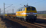 216 032 der Wiebe führte am 15.02.17 vier Flachwagen durch Rodleben Richtung Roßlau.