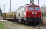 1 216 158-6 / OHE 200086 / Ladestelle an der Parkfläche in der Hafenstrasse Anklam / 04.04.2016 / von der öffentlichen Grünfläche aus aufgenommen.