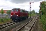 V160 002 beim Umsetzen um unseren Sonderzug zu den Salzgitter Stahlwerken. Aufgenommen in Salzgitter-Bad am 15.05.2016 Bahnsteigende.