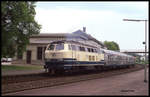 216180 fährt am 19.5.1991 um 18.00 Uhr mit dem E nach Braunschweig im Bahnhof Vienenburg ab.
