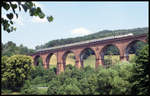 216205 überquert am 1.7.1993 um 13.53 Uhr mit dcem E 3855 Richtung Eberbach das Himbächel Viadukt bei Hetzbach.
