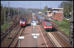 Während 216059 im Bahnhof Hasbergen auf Gleis vier wartet, rollt 143110 mit einem Güterzug in Richtung Osnabrück vorbei.