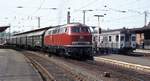 Im Mai 1982 steht 216 194 vor Nahverkehrszug nach Gelnhausen neben einem  Hasenkasten-Steuerwagen  nach Fulda in Gießen.