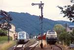 216 130 mit Übergabezug nach Niederlahnstein wird in Bad Ems von 611 006 überholt (2.7.1999). Aufnahme vom Bahnübergang aus.