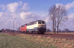 Nachdem die Loks einen Leerkohlezug in Emmerich abgeliefert hatten, fuhren sie als Lokzug zurück nach Oberhausen, hier bei Mehrhoog bei km.40.3, am 28.02.1999, 14.32u.