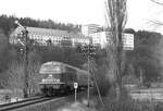 216 221 am Einfahrsignal Frankenberg aus Richtung Korbach im März 1988.