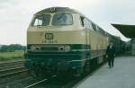 216 224-6 bespannt im Sommer 1980 einen Nahverkehrszug nach Neuenrade.