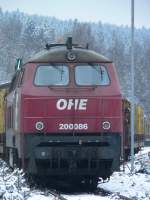 BR 200 086 (ehem. BR 216) der OHE beim Holztransport in Brilon Wald (15.11.2007)