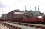 Wenige Wochen vor Aufnahme des elektrischen Betriebes durchfährt 216 073-7 am 23.04.1976 den Bahnhof Peine