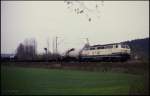 Selten auf der Rollbahn zu beobachten: 216048 ist am 4.4.1989 um 12.45 Uhr  mit einem Güterzug bei Natrup-Hagen nach Osnabrück unterwegs.