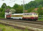 20. Mai 2008, E-Lok 111 005 mit einem Messwagen und der Diesellok 217 001 am Haken fährt durch den Bahnhof Kronach
