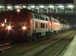 217 013 mit einer Schwester und einem Gterzug am Abend des 20.02.2008 in Regensburg Hbf, Aufgrund von berholungen