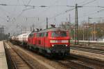 217 019 + 225 079 mit einem Kesselwagenzug am 09.04.2010 am Heimeranplatz in Mnchen.