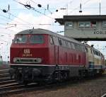 Am 08.06.2013 waren auch drei Vertreterinnen der V160-Familie auf der Fahrzeugparade des Sommerfestes im DB Museum Koblenz-Ltzel. Es waren die Loks 216 067-9, die 217 014-0 und die CityBahn 218 137-8. Hier stehen die Loks unter dem Reiterstellwerk des Betriebswerk Koblenz-Ltzel.