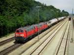 Die 217 021 und drei weitere mit einem Kesselzug am 21.06.2008 bei der Ausfahrt aus dem Wacker Werk in Burghausen.