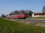 Die 218 404 mit einem Schülerzug nach Mühldorf am 31.03.2017 unterwegs bei Feichten.