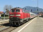 218 435 mit IC 'Nebelhorn' am 08.04.17 bei der Einfahrt in den Bahnhof Immenstadt.