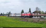 218 401 zieht am 14. April 2017 den EC 193 Zürich - München mit ca. 30 Minuten Verspätung bei Hergatz auf die noch mit Telegraphenmasten ausgerüstete Strecke Richtung Wangen im Allgäu.