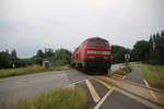 218 333-3 schiebt ein RE83 von Kiel Hbf nach Lübeck Hbf, hier bei Dörnick