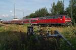 Abgestellt in Friedrichshafen ist 218 410-9 mit einer n-Wagen Garnitur (Aufnahme vom 06.07.2016 vom Fußgängerweg der Olgastraße).