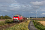 218 344 und 218 366 beschleunigen ein Sylt-Shuttle aus der Kreuzungsstelle bei Lehnshallig in Richtung Westerland (Sylt).