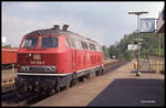218239 fährt hier am 5.6.1991 um 11.02 Uhr solo durch den Bahnhof Marktredwitz.