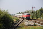 218 470-3 (Regio) + 218 315-0 (FV) ziehen am 29.8.17 den IC2073 Westerland(Sylt) - Drehsden Hbf. von der Urlaubsinsel Sylt bis nach Itzehoe, wo auf eine Lok der BR101 umgespannt wird.
Aufgrund des  Ersatzkontzeptes  und duchrch den Brandbrief wurde der IC2073 von Westerland(Sylt) bis KLanxbüll führ Fahrkarten des Nah.SH Tariefes freigegeben, derher auch der mitlerweile Fahrplanmäsige Halt in Klanxbüll.
vom Parkplatz aus fotografiert, KEIN Gleisbereich mehr!