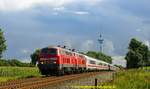 218 345 mit einer Schwesterlok ziehen einen IC nach Westerland. So gesehen kurz hinter Heide am 01.09.2017. Bilderdiebstahl wird rechtlich verfolgt.