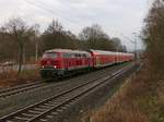 218 387-9 überführt mehrere DB Doppelstockwagen in Richtung Süden. Aufgenommen in Wehretal-Reichensachsen am 18.12.2015.