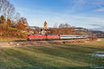 Pünktlich kommt am Morgen des 24.01.2018 die Sonne hinter dem Grünten hervor und beleuchtet den EC 196 unterwegs in Richtung Zürich bei Stein nördlich von Immenstadt.