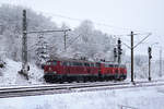 Die altrote und wunderbar gepflegte 218 387 und ihre verkehrsrote Schwester 218 443 haben am 18. Februar nur noch wenige Kilometer bis zu ihrem Ziel Ulm vor sich, als sie durch Westerstetten fahren.