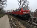 218 443 beschleunigt mit ihrem Re nach Friedrichshafen aus Ulm heraus am 06.03.2018