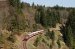 RE 26384 (Neustadt(Schwarzw)-Villingen(Schwarzw)) mit Schublok 218 409-1 bei Rötenbach 20.4.18