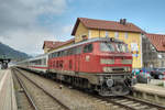 218 435-6 am 05.05.2018 mit dem IC 2084 Oberstdorf - Augsburg mit Kurswagen nach Hamburg-Altona kurz vor der Abfahrt um 10:27 Uhr in Immenstadt.